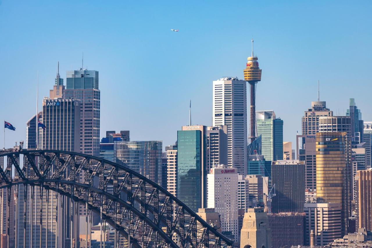 Meriton Suites North Sydney Exterior photo Sydney CBD skyline