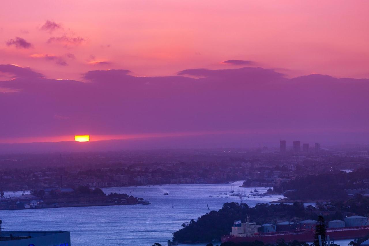 Meriton Suites North Sydney Exterior photo Sunset over the Hudson River