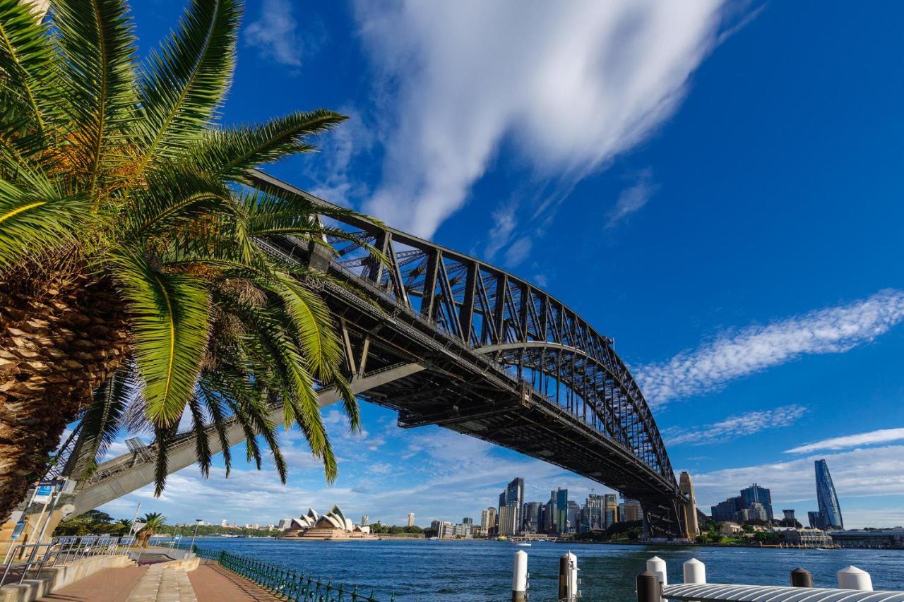Meriton Suites North Sydney Exterior photo Sydney Harbour Bridge
