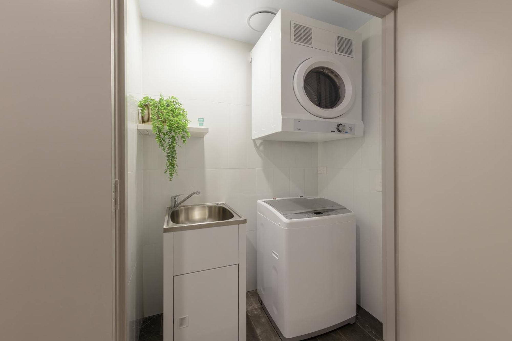 Meriton Suites North Sydney Exterior photo Laundry room