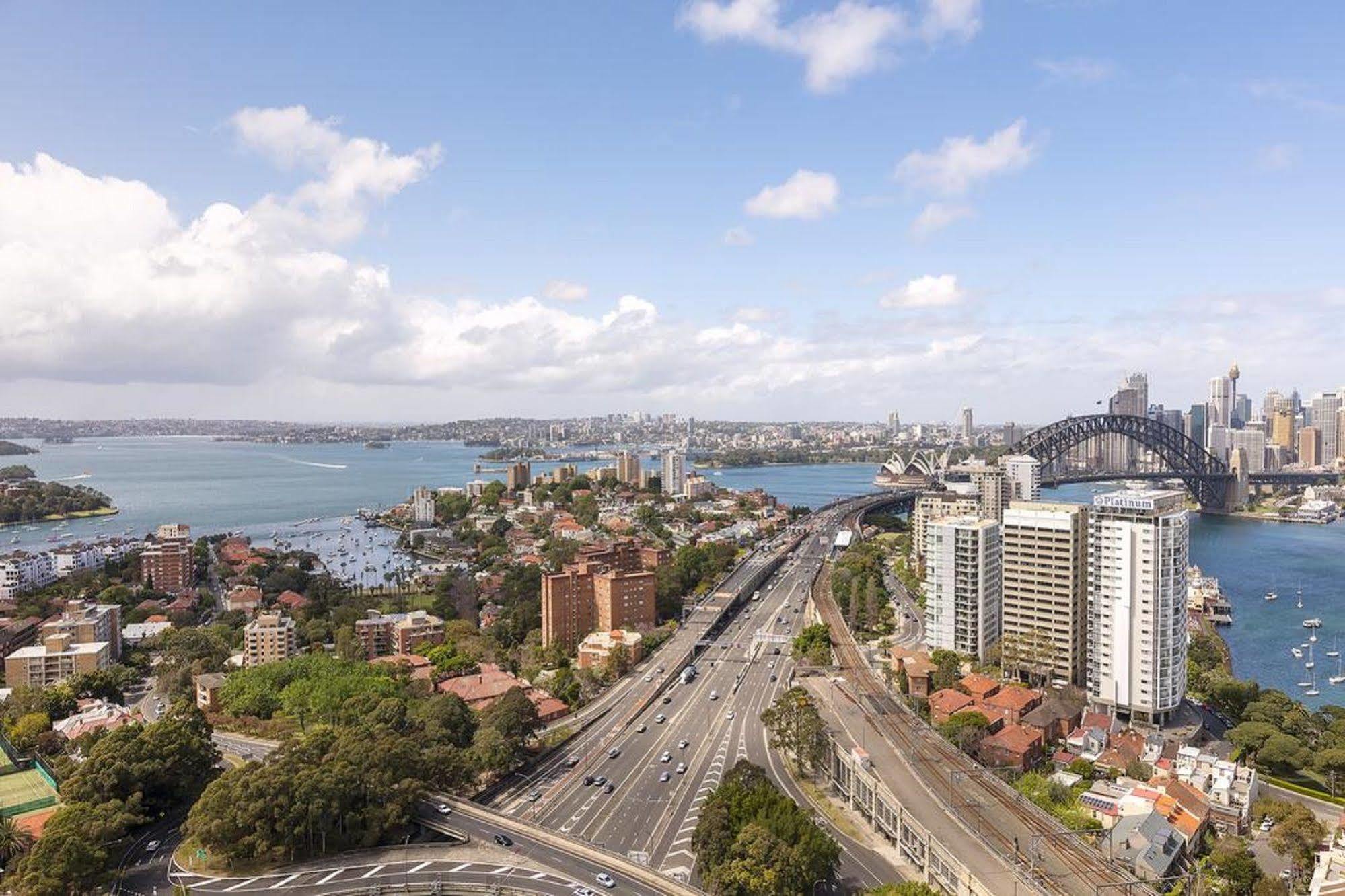 Meriton Suites North Sydney Exterior photo Aerial view of the eastern distributor highway