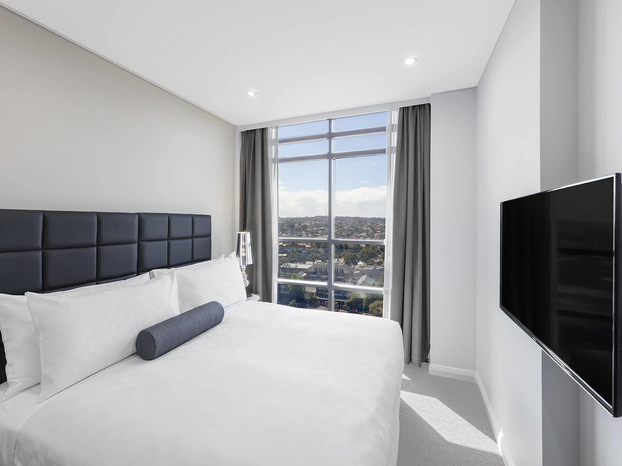 Meriton Suites North Sydney Exterior photo A bedroom at the hotel