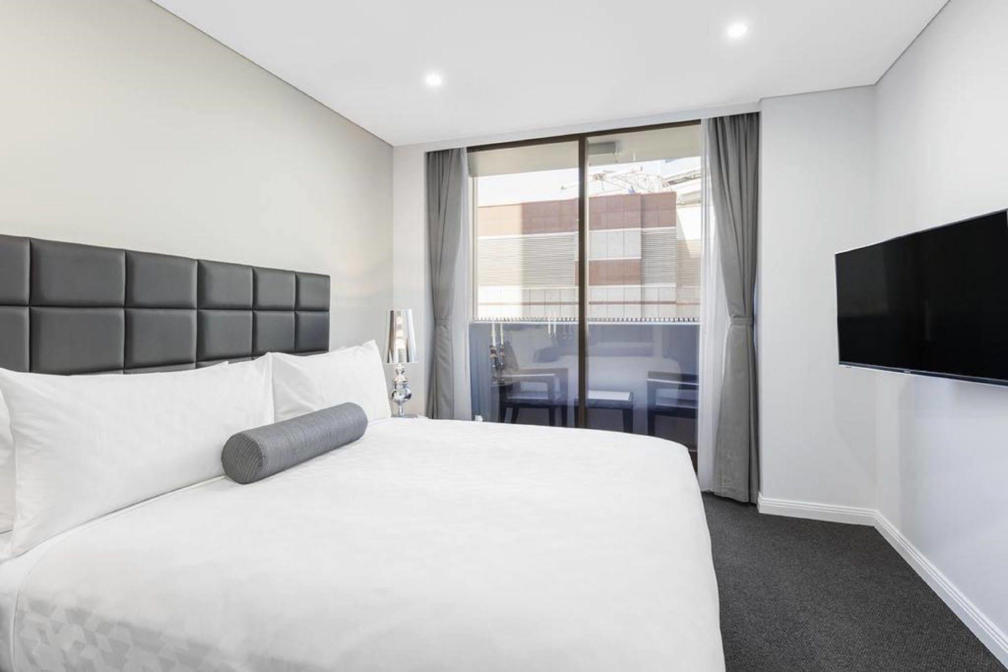 Meriton Suites North Sydney Exterior photo A bedroom at the hotel