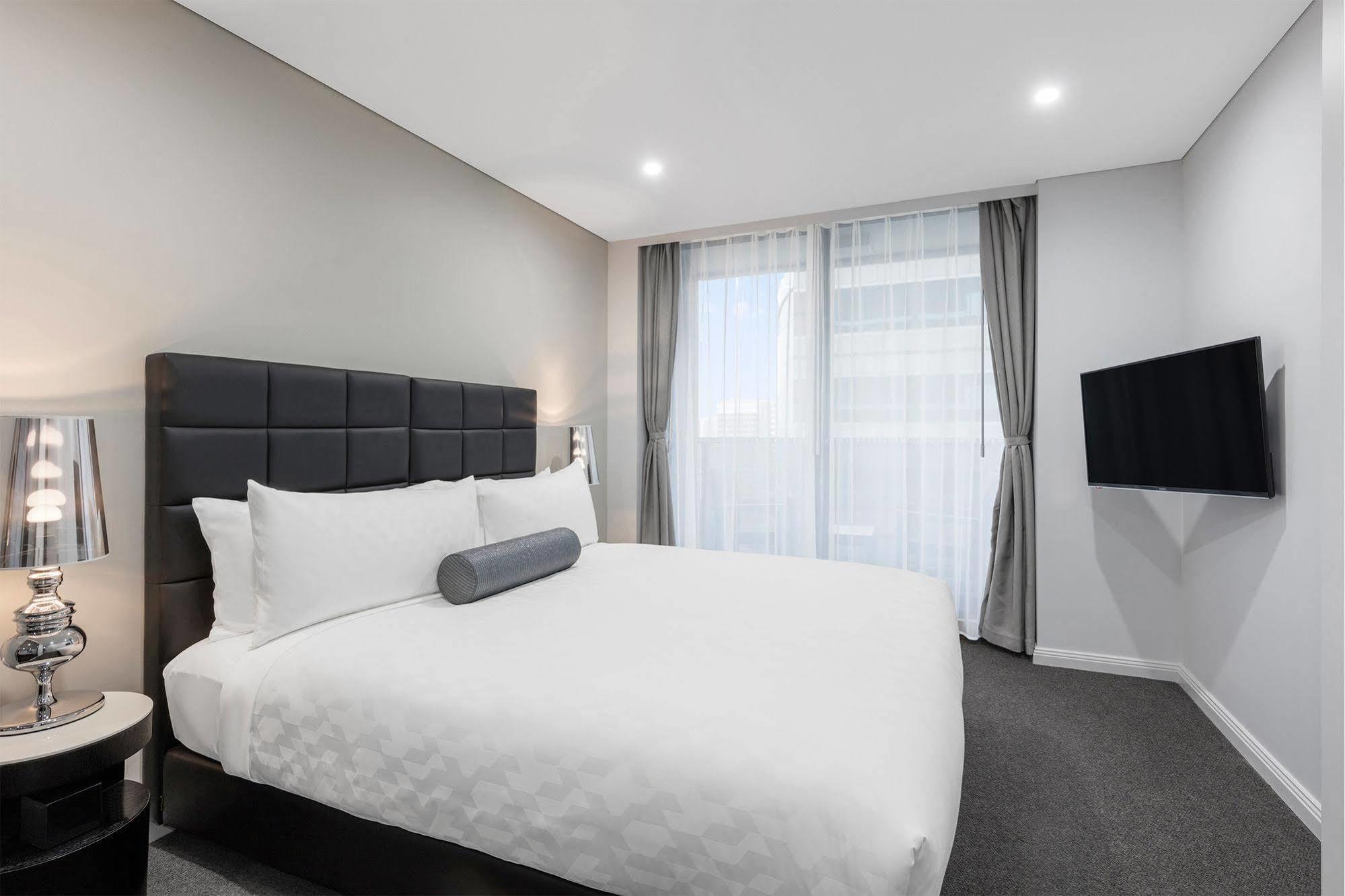 Meriton Suites North Sydney Exterior photo A bedroom at the hotel
