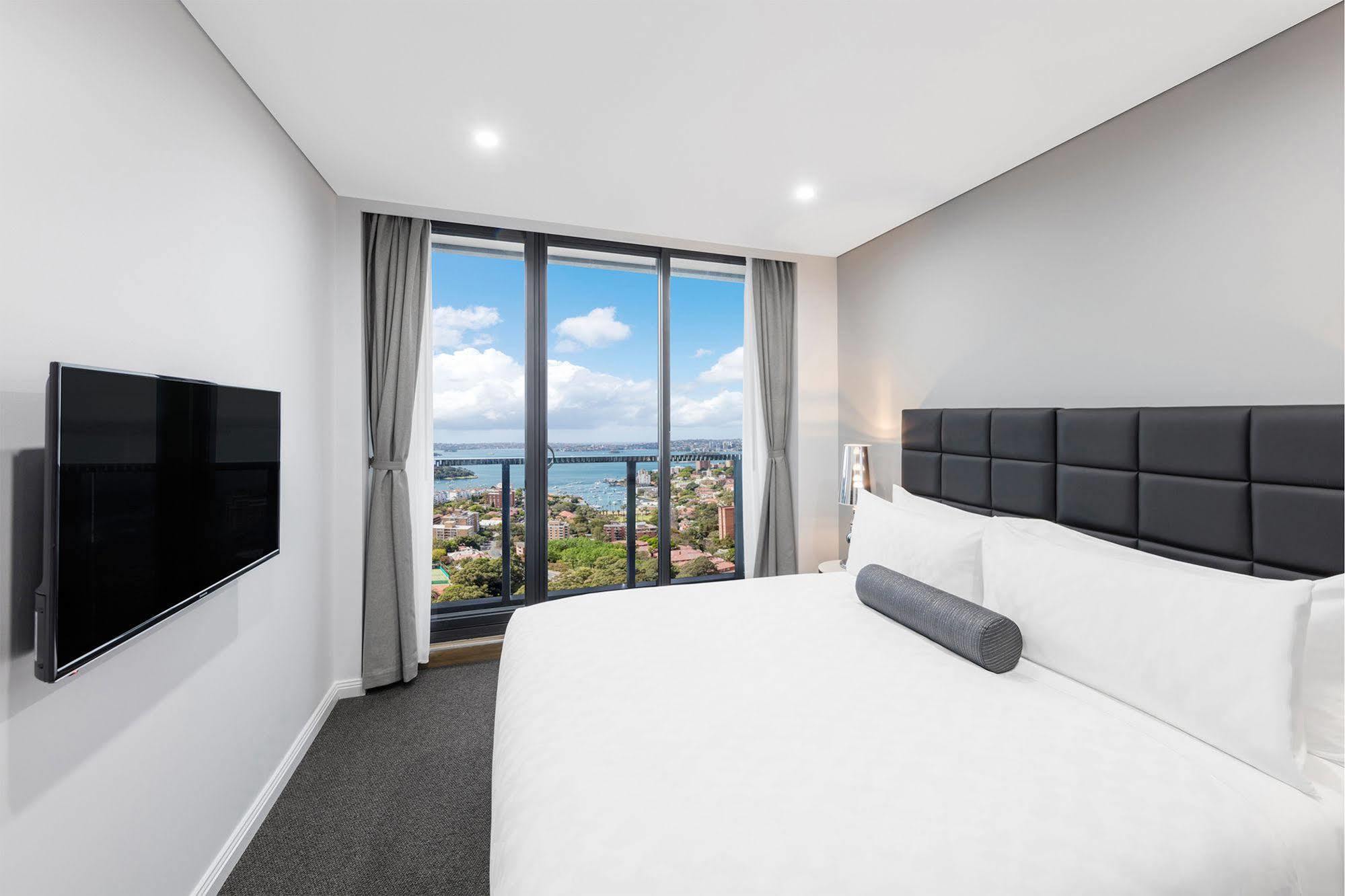 Meriton Suites North Sydney Exterior photo Bedroom