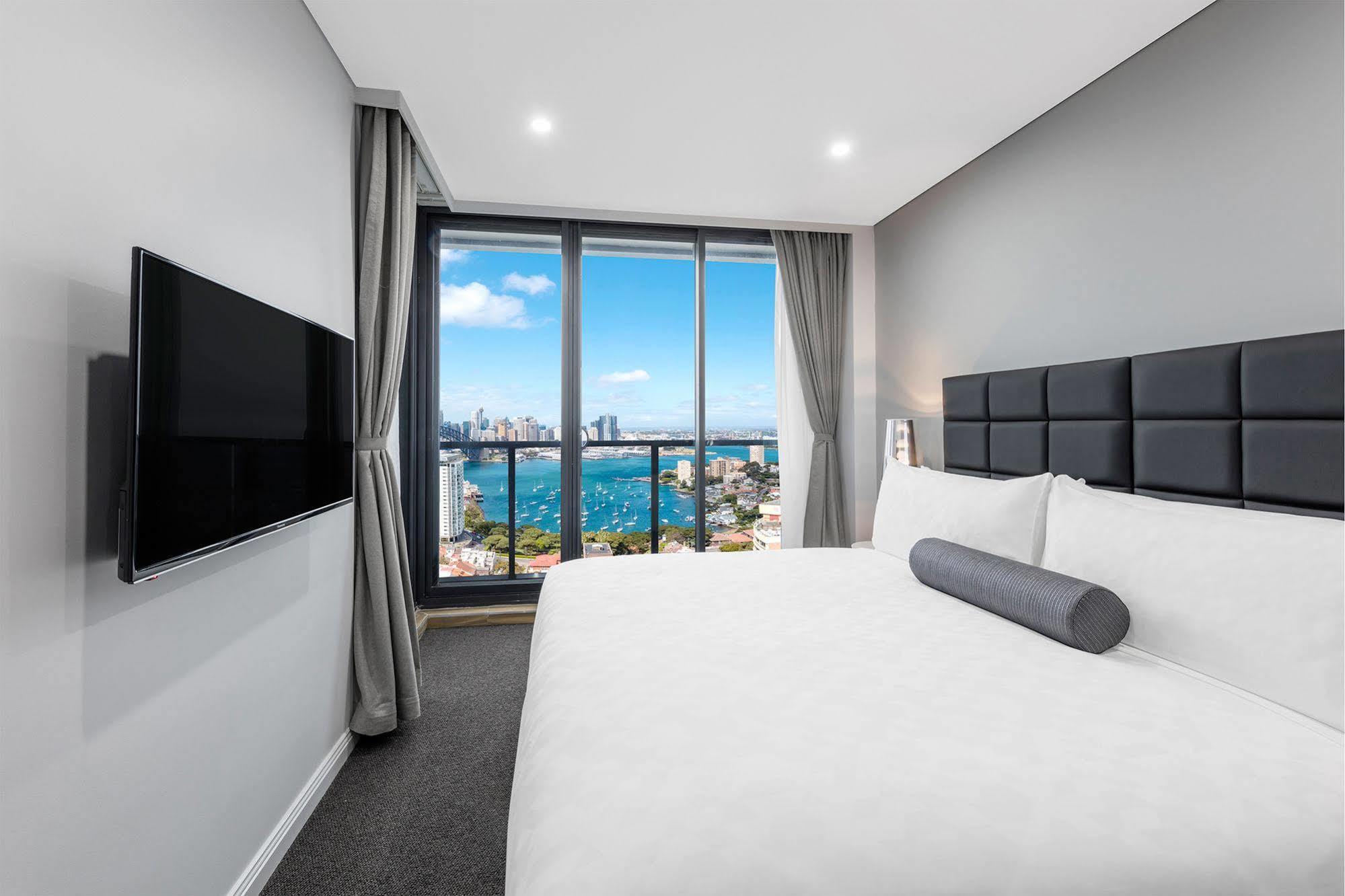 Meriton Suites North Sydney Exterior photo A bedroom at the hotel