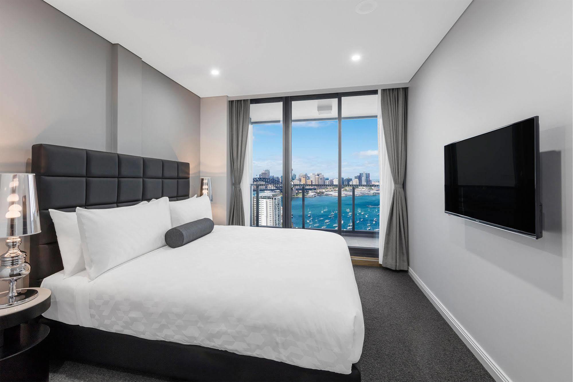 Meriton Suites North Sydney Exterior photo A bedroom at the hotel