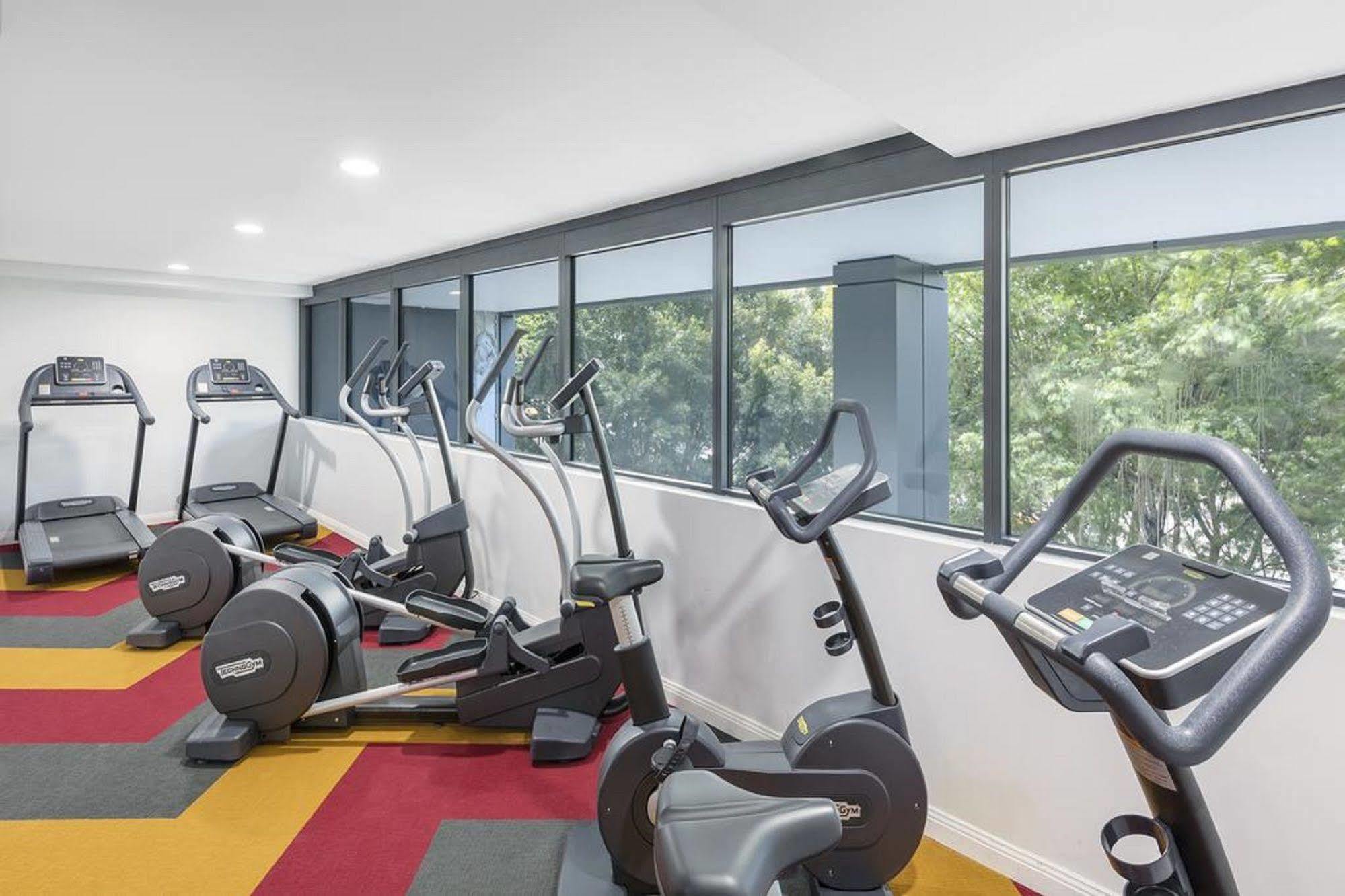 Meriton Suites North Sydney Exterior photo The gym at the hotel